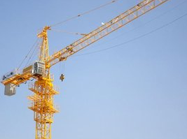 塔吊司機(jī)攀登爬梯時一定要佩戴防墜器